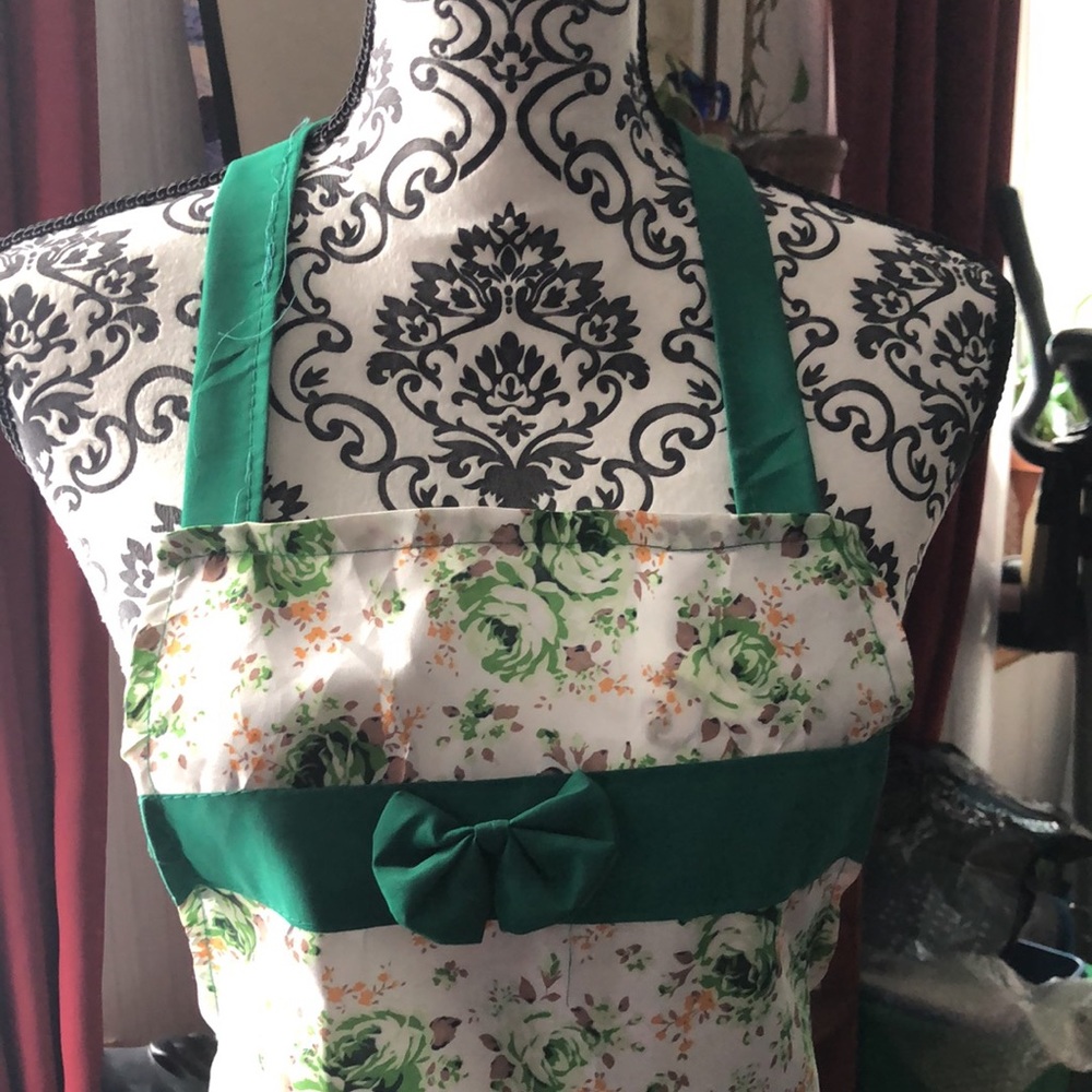 Retro Frilly Green Roses Apron - Picture 3 of 5